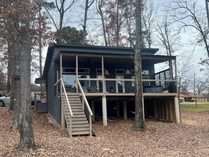 Exterior - Cozy cabin in lovely Longview with WiFi, AC (Longview)