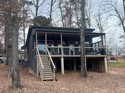 Cozy cabin in lovely Longview with WiFi, AC