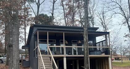 Cozy cabin in lovely Longview with WiFi, AC