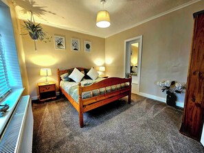 House | 6 bedrooms, iron/ironing board, free WiFi, bed sheets