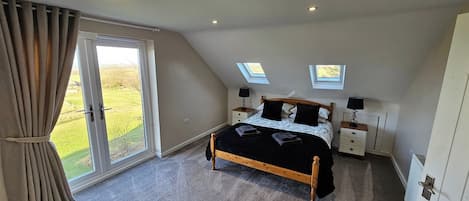 House | 6 bedrooms, iron/ironing board, free WiFi, bed sheets