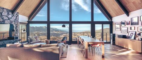 Smart TV, libros, biblioteca musical y estéreo