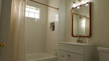 Secador de pelo, toallas, jabón y champú