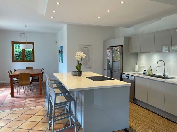 Jääkaappi, mikroaaltouuni, uuni, liesi