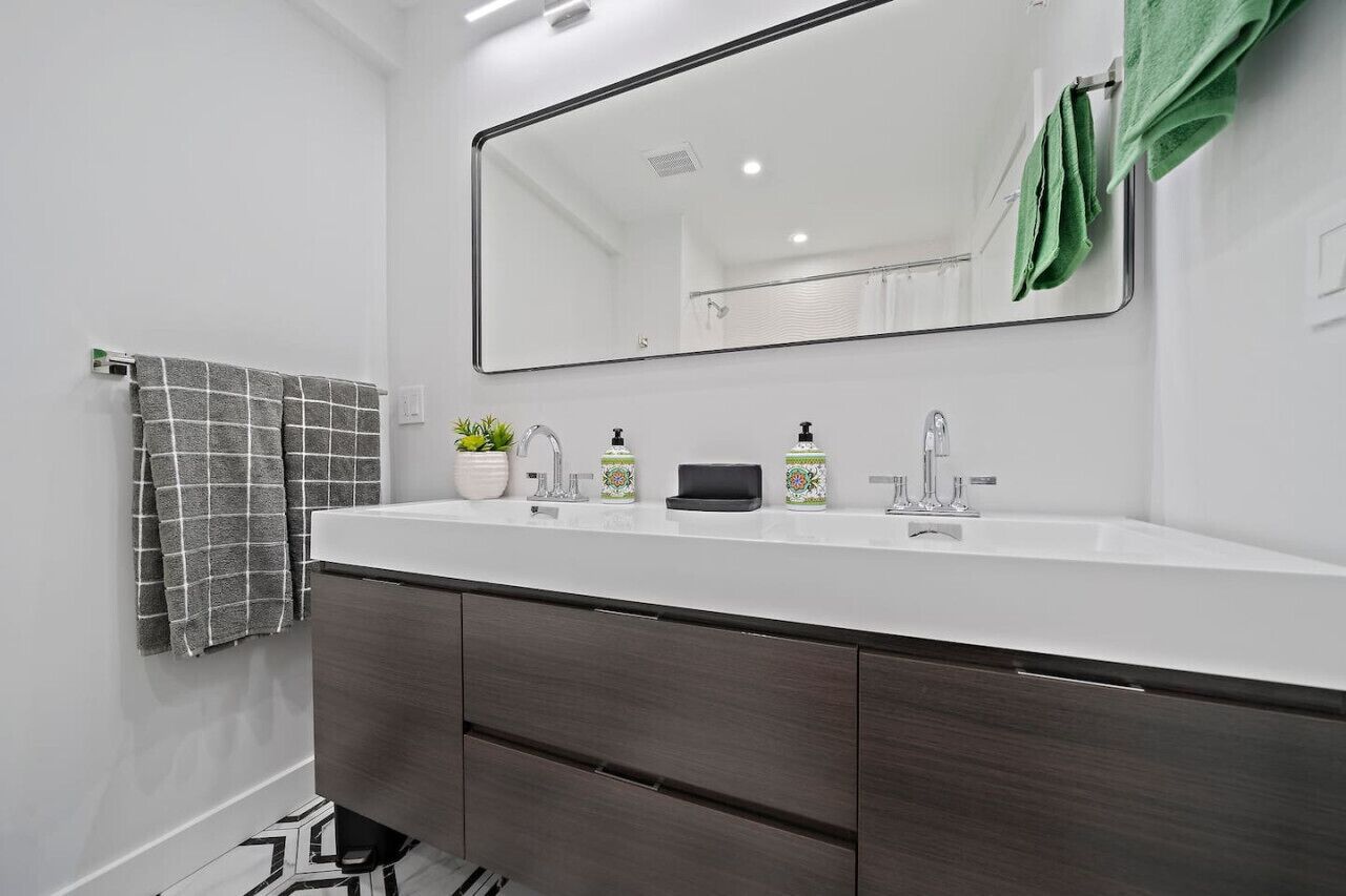 Douche, sèche-cheveux, serviettes fournies, savon