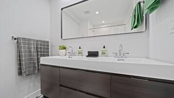 Douche, sĂšche-cheveux, serviettes fournies, savon