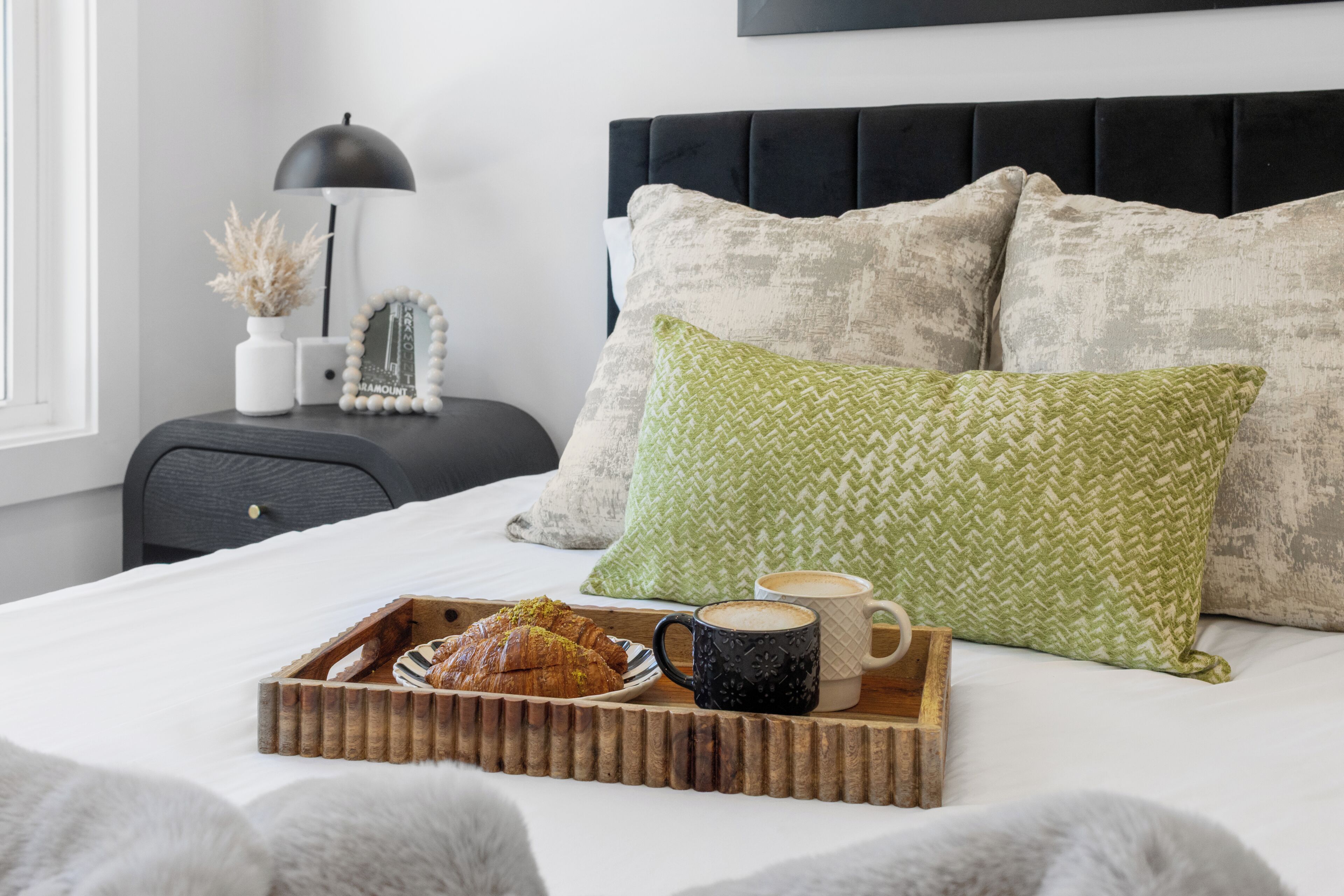 3 habitaciones, tabla de planchar con plancha y cuna de viaje 