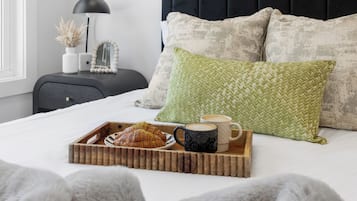 3 habitaciones, tabla de planchar con plancha y cuna de viaje