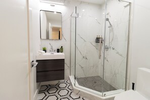 Een douche, een haardroger, handdoeken, zeep