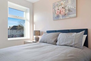 2 عدّة غرف نوم وواي فاي وملاءات أسرّة