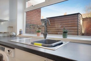 ثلاجة، ميكروويف، فرن، موقد طهي مسطح