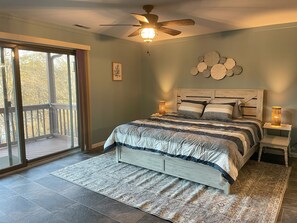 2 soverom, skrivebord, strykejern/-brett og reiseseng for barn