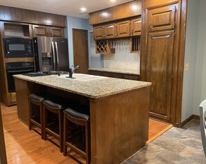 Kjøleskap, mikrobølgeovn, ovn og kokeplater