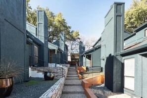 Property grounds - Spacious 2BR Townhome Pets OK + Parking! (Austin)