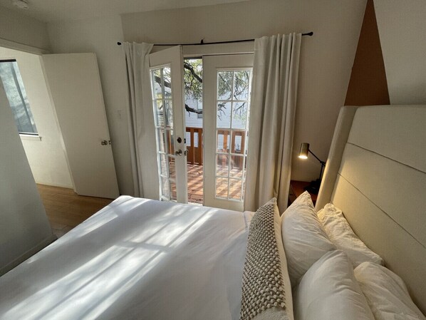 2 bedrooms, iron/ironing board, free WiFi, bed sheets - Spacious 2BR Townhome Pets OK + Parking! (Austin)