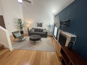 Smart TV - Spacious 2BR Townhome Pets OK + Parking! (Austin)