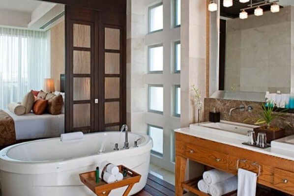 Ducha, bañera de hidromasaje, secador de pelo, toallas