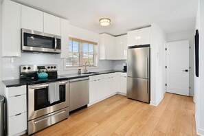 Een koelkast, een magnetron, een oven, een kookplaat