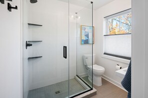 Een douche, een haardroger, handdoeken, zeep