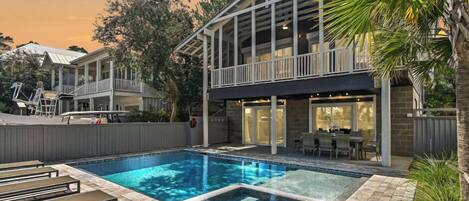 Een verwarmd zwembad