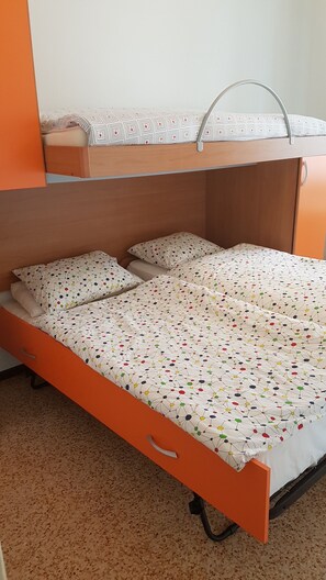 3 bedrooms, iron/ironing board, WiFi, bed sheets
