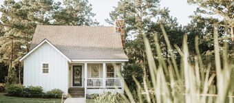 The Vine - Elegant "Wild Rose" Cottage on Vineyard with Private Lake, Sleeps 4