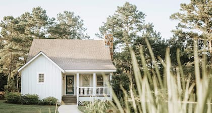 The Vine - Elegant "Wild Rose" Cottage on Vineyard with Private Lake, Sleeps 4