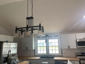 Four à micro-ondes, un four, surface de cuisson, lave-vaisselle