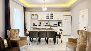 Villa familiar | Cocina privada | Refrigerador, microondas, horno y parrilla de estufa