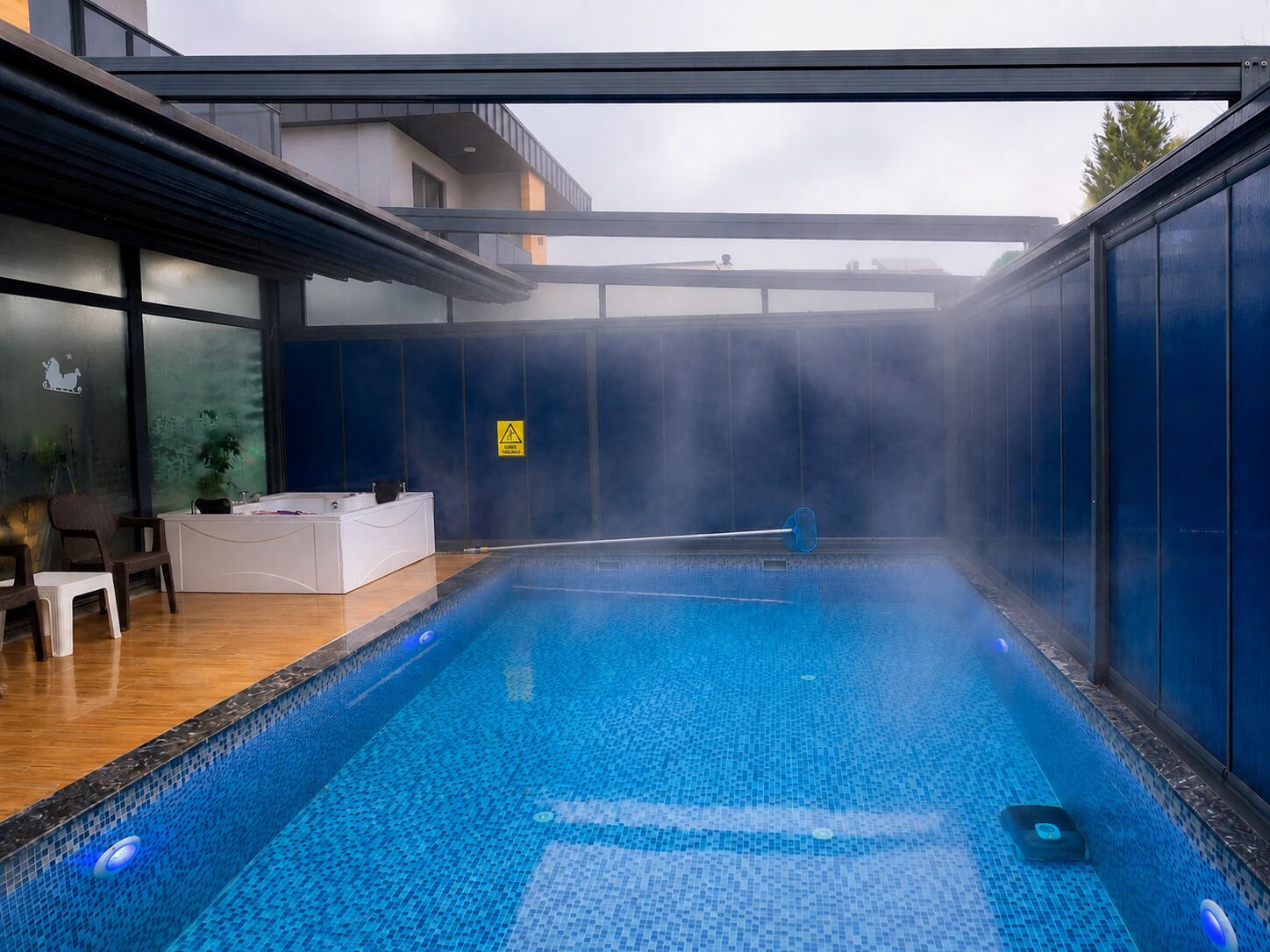 Una piscina al aire libre, sombrillas, tumbonas