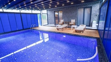 Outdoor pool, pool umbrellas, sun loungers