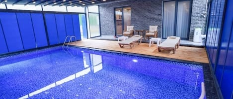 Outdoor pool, pool umbrellas, sun loungers