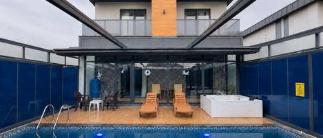 Outdoor pool, pool umbrellas, sun loungers