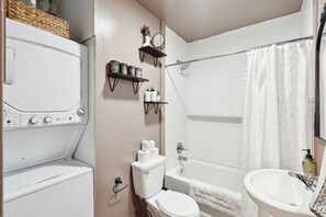 Handtücher, Seife, Shampoo, Toilettenpapier