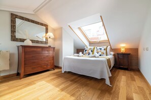 Iron/ironing board, free WiFi, bed sheets - Centrally located penthouse with sea views (Vigo)