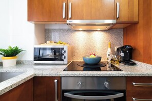 Fridge, microwave, oven, coffee/tea maker - Centrally located penthouse with sea views (Vigo)