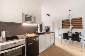 Kaffetrakter/tekoker, kjøleskap, mikrobølgeovn og ovn