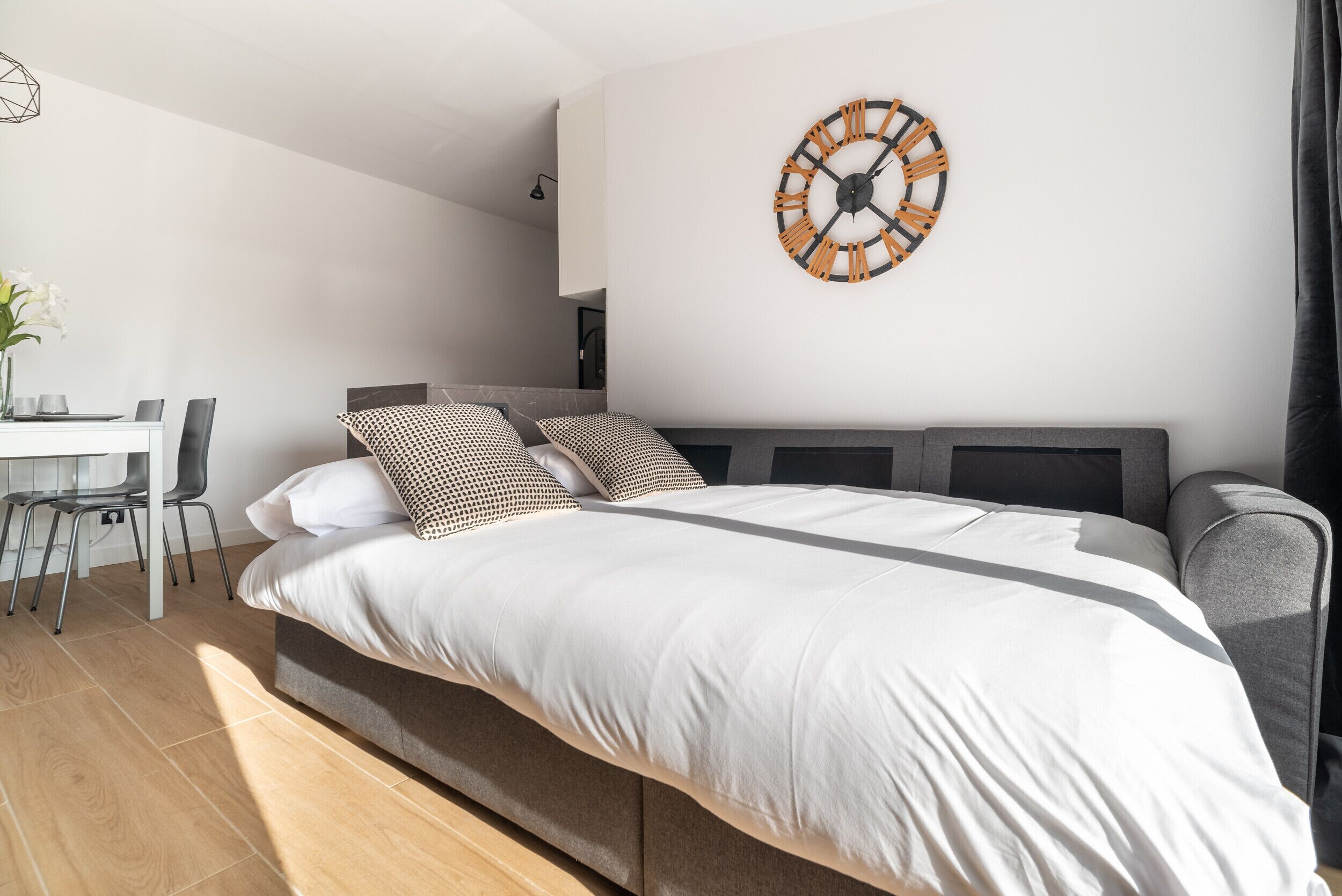 Een strijkplank/strijkijzer, gratis wifi, beddengoed