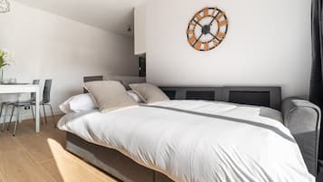 Een strijkplank/strijkijzer, gratis wifi, beddengoed
