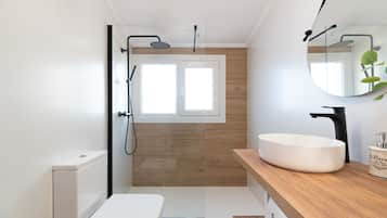 Een douche, handdoeken, zeep, shampoo