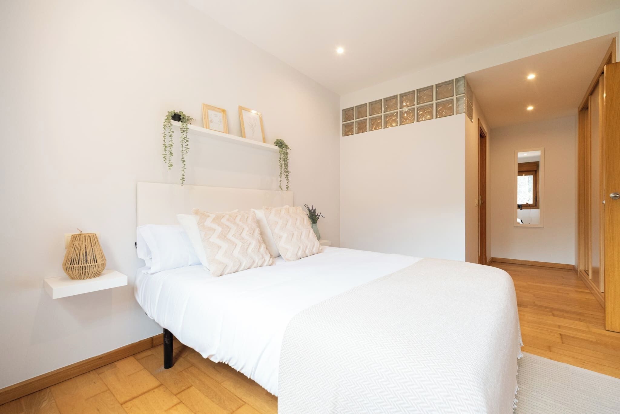 1 habitación, tabla de planchar con plancha, wifi gratis y ropa de cama 