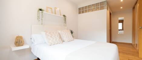 1 habitación, tabla de planchar con plancha, wifi gratis y ropa de cama