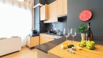Coffee/tea maker, fridge, microwave, oven