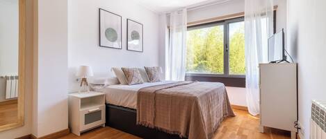 Een strijkplank/strijkijzer, gratis wifi, beddengoed