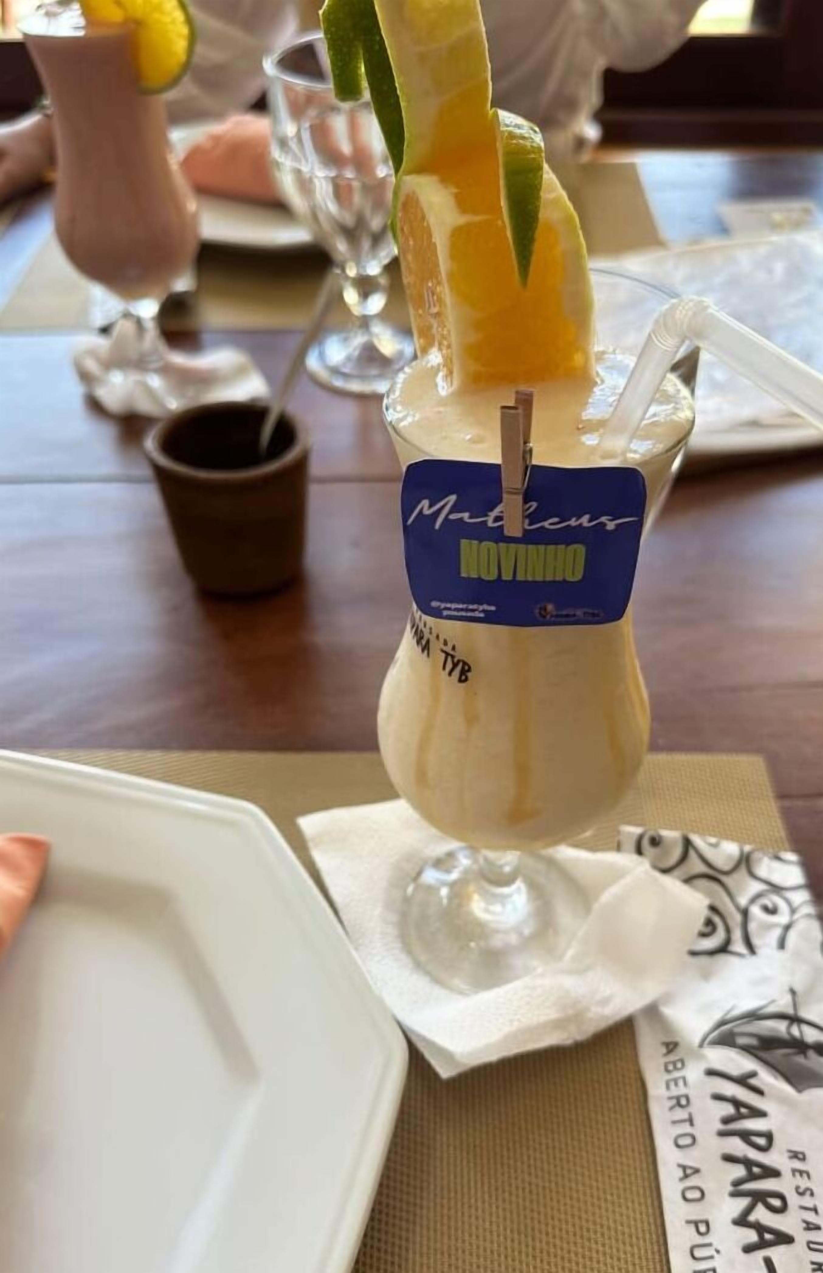 Un vaso de bebida con una etiqueta que dice 