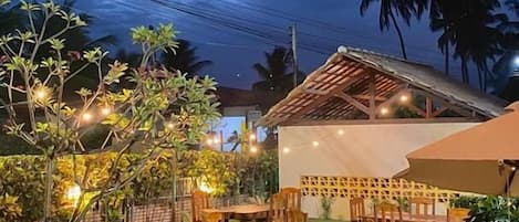 Mặt tiền nơi lưu trú - ban đêm