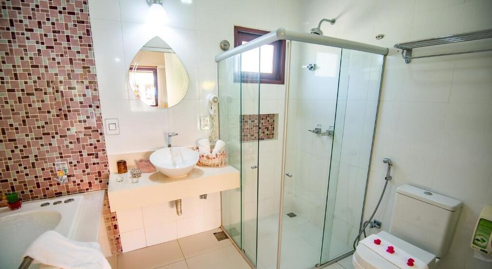 Doppia Deluxe, balcone, vista piscina | Bagno | Asciugacapelli, asciugamani, sapone, shampoo