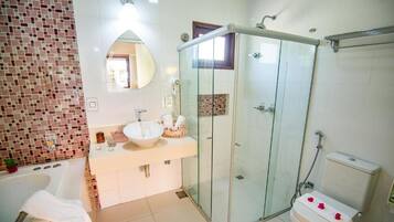Doppia Deluxe, balcone, vista piscina | Bagno | Asciugacapelli, asciugamani, sapone, shampoo