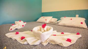 Quarto casal ou duplo standard, sacada, vista para a piscina | Ferros/tábuas de passar roupa, Wi-Fi de cortesia