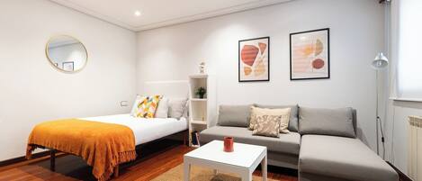 Tabla de planchar con plancha, wifi gratis y ropa de cama